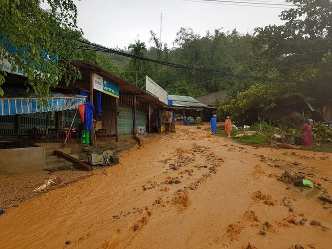 Sau lũ quét là sạt lở nghiêm trọng ở Nam Trà My - Ảnh: Mạnh Cường