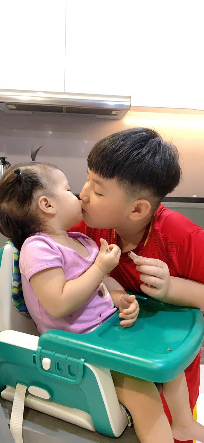 Còn anh hai Cà Pháo 8 tuổi cũng hết mực cưng chiều em gái