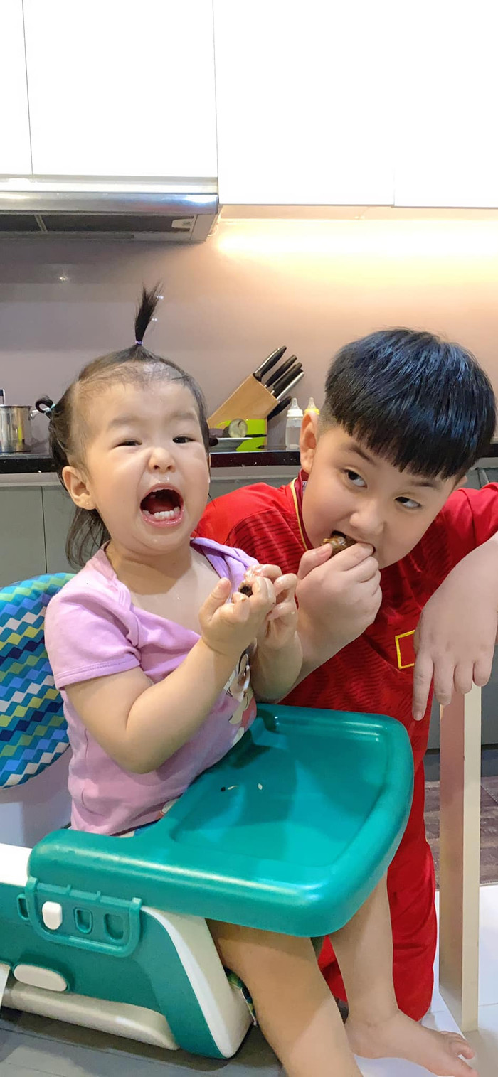 Không chỉ luôn quan tâm, chăm sóc cho em gái mà cậu bé còn thường xuyên dành những lời lẽ tình cảm đầy ngọt ngào đến em của mình