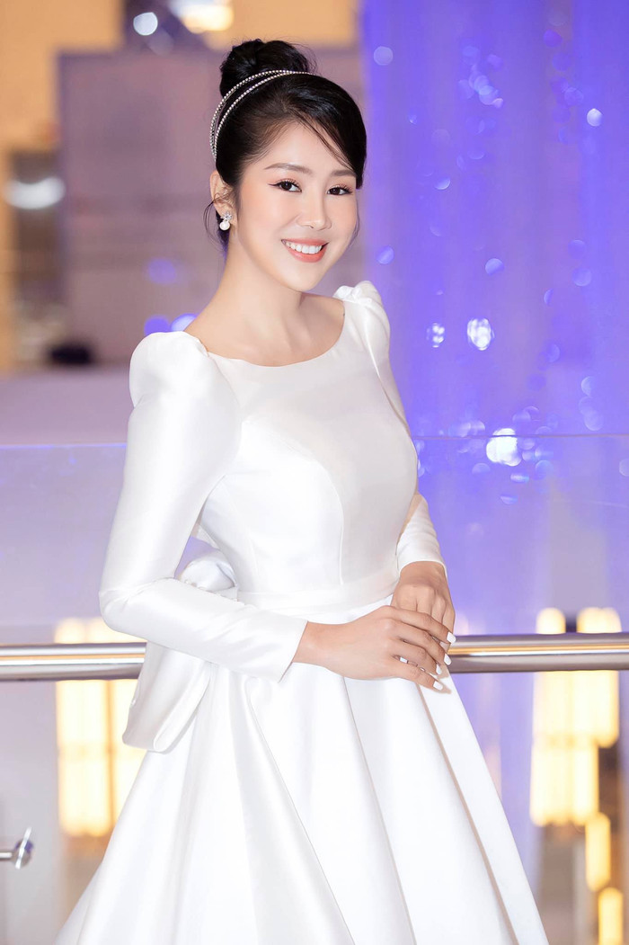 Sau hơn 1 năm sinh nở, Lê Phương vẫn đốn tim mọi người với vẻ xinh đẹp kiều diễm của mình