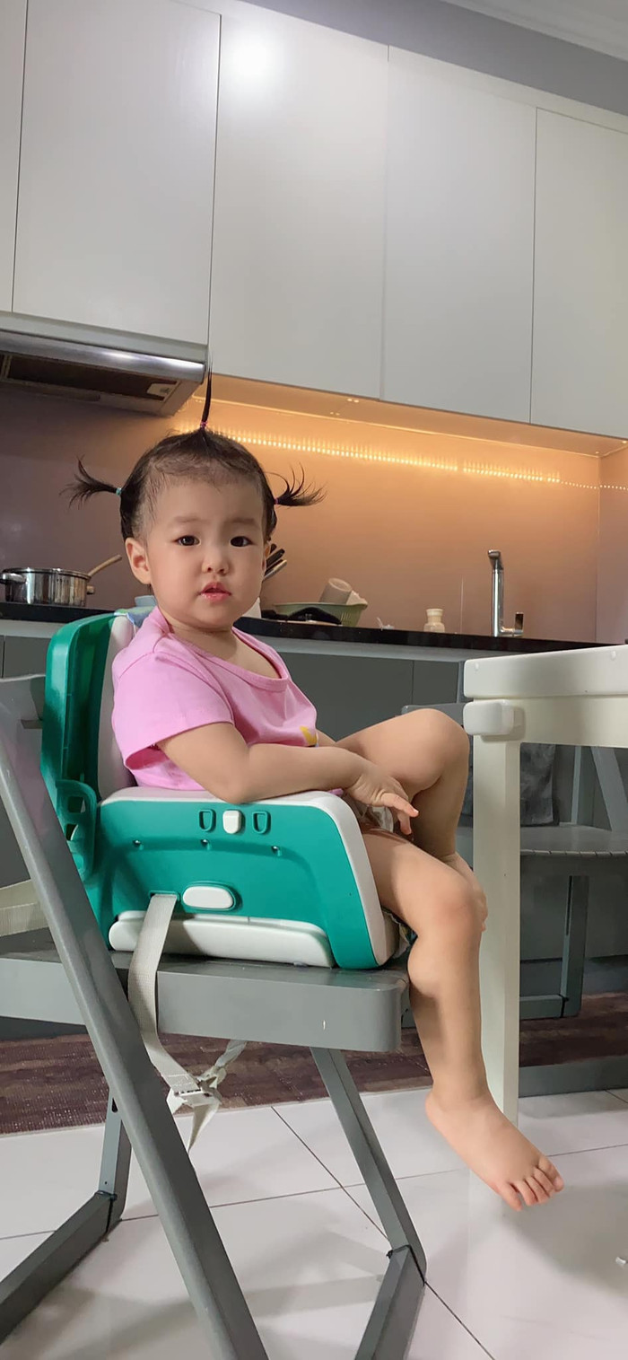 Cô bé Bông vì mới tí tuổi đã có nhiều biểu cảm vô cùng đáng yêu nên được Lê Phương hứa hẹn 'lớn nhanh mẹ dẫn đi đóng phim'