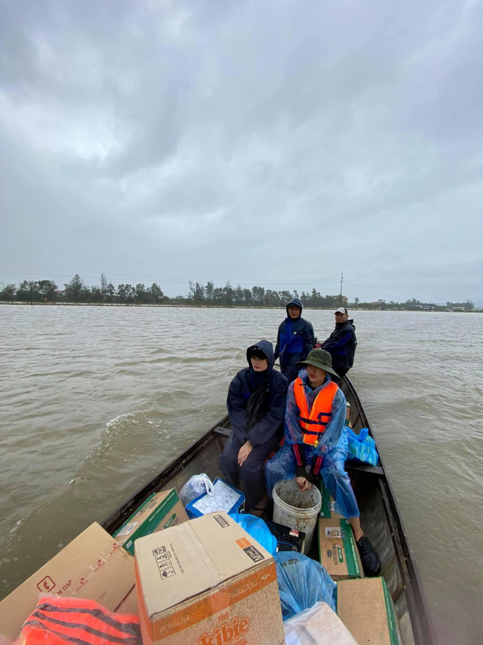 Lê Thúy đi cứu trợ tới mức âm tiền nhà, ông xã Đỗ An phản ứng đầy bất ngờ Ảnh 4