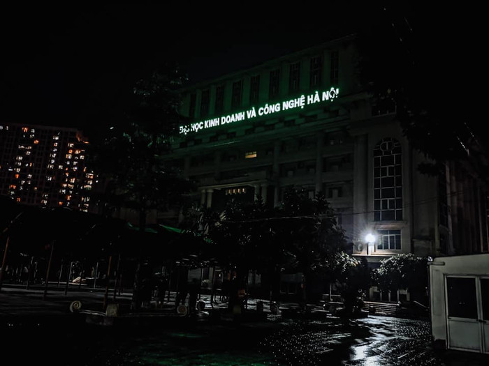 Đây là bảng hiệu đầy đủ của ĐH Kinh doanh và Công nghệ Hà Nội