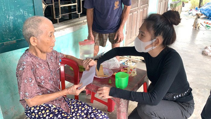 Lý Hải - Minh Hà trao quà cho đồng bào miền Trung, tất bật cùng bà con dọn dẹp sau lũ Ảnh 7