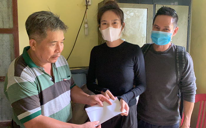 Lý Hải - Minh Hà trao quà cho đồng bào miền Trung, tất bật cùng bà con dọn dẹp sau lũ Ảnh 2