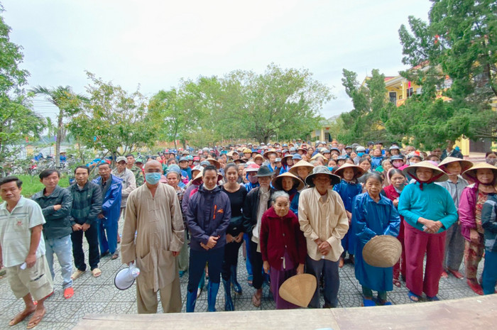 Lý Hải - Minh Hà trao quà cho đồng bào miền Trung, tất bật cùng bà con dọn dẹp sau lũ Ảnh 2