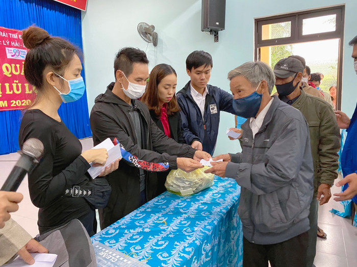 Lý Hải - Minh Hà trao quà cho đồng bào miền Trung, tất bật cùng bà con dọn dẹp sau lũ Ảnh 9