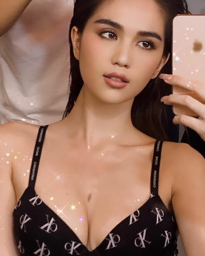 Một trong những điểm mạnh cơ thể của Ngọc Trinh chính là vòng 1 căng đầy, cuốn hút, dù body cô có gầy cỡ nào thì nó vẫn vô cùng gợi cảm