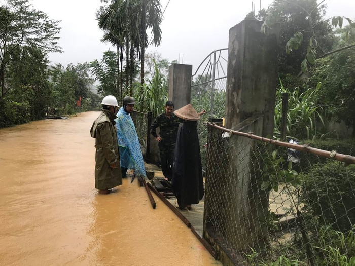 Hà Tĩnh lệnh sơ tán khẩn cả nghìn người dân khỏi vùng ngập lụt, sạt lở Ảnh 1