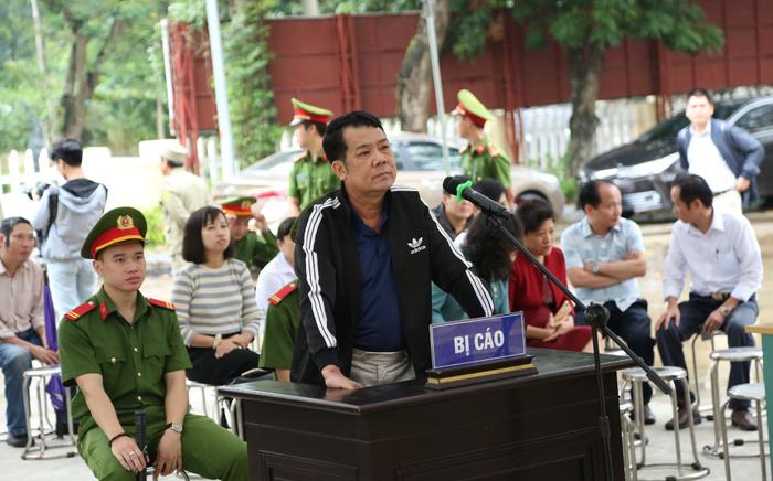 Giám đốc chĩa súng dọa bắn lái xe tải khai 'chỉ muốn lên nói chuyện rõ ràng hoà nhã' bị phạt 18 tháng tù Ảnh 2