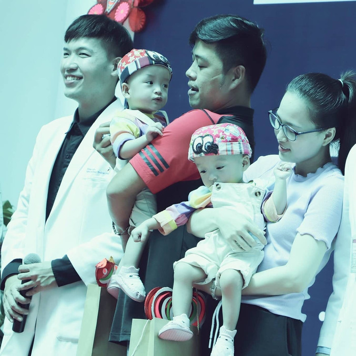 Người bác sĩ âm thầm đứng sau thành công ca đại phẫu thuật của Trúc Nhi – Diệu Nhi Ảnh 6