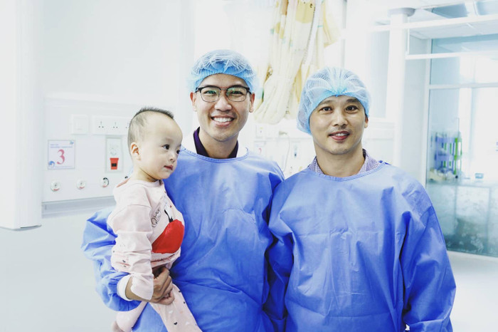 Người bác sĩ âm thầm đứng sau thành công ca đại phẫu thuật của Trúc Nhi – Diệu Nhi Ảnh 4