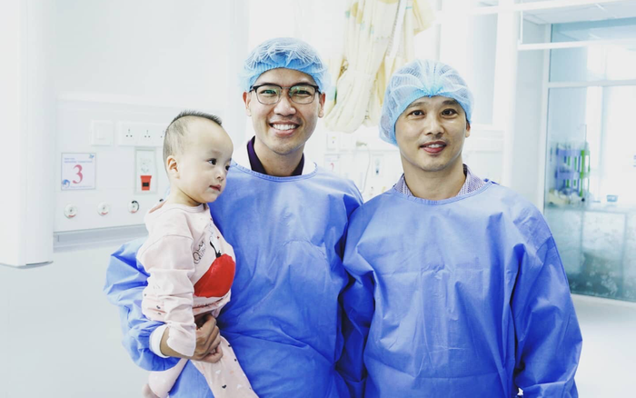 Người bác sĩ âm thầm đứng sau thành công ca đại phẫu thuật của Trúc Nhi – Diệu Nhi Ảnh 2