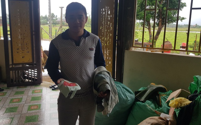 Người đàn ông nhặt được vàng trong hàng cứu trợ Ảnh 2