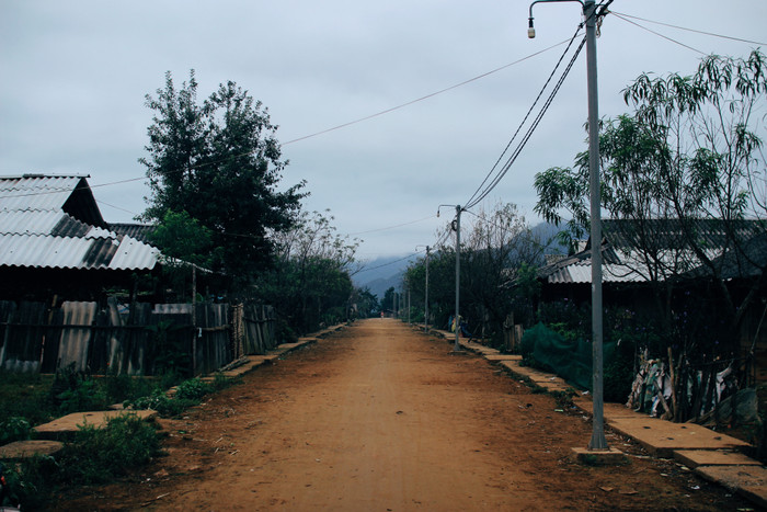 Lối rẽ giữa thôn Cu Vai