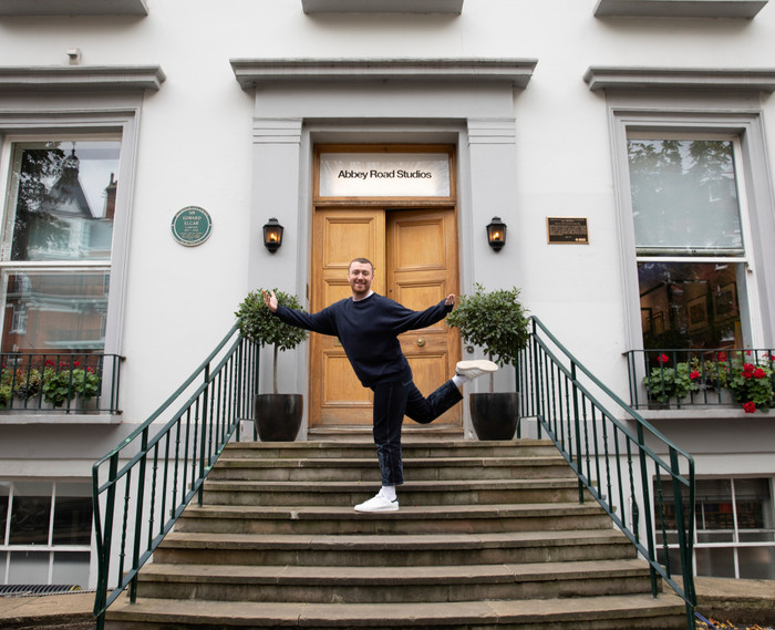 Giọng ca Anh Quốc hào hứng chia sẽ khoảng khắc tại Abbey Road Studios