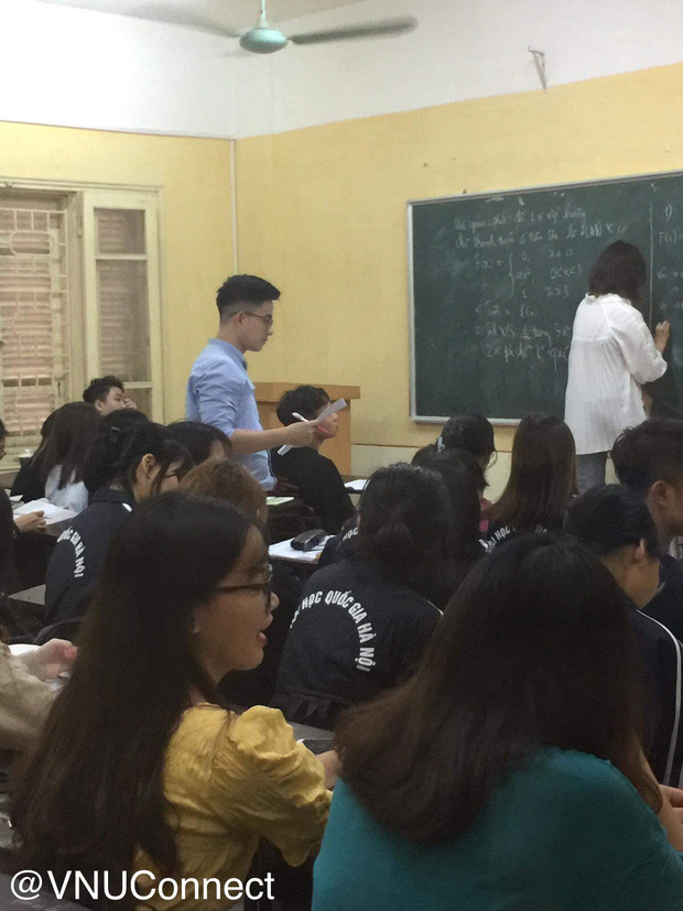 Góc nghiêng thần thánh của nam giáo viên khiến bao người xuýt xoa. Ảnh: VNU Connect