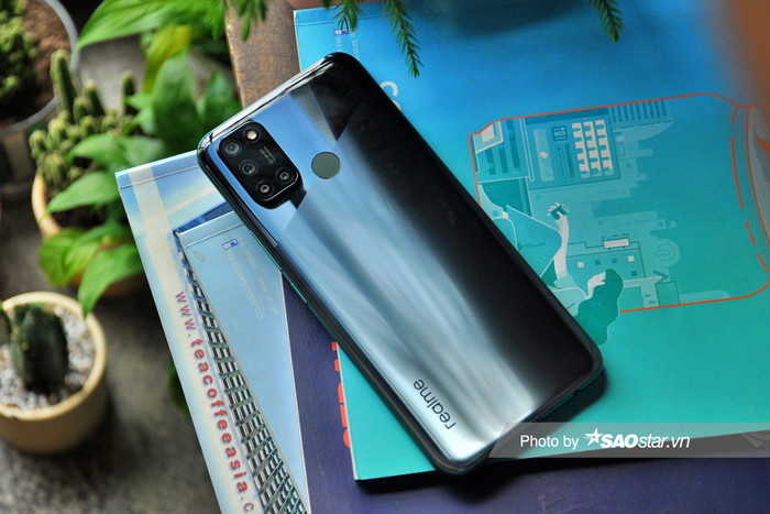 Hiện Realme 7i sở hữu hai màu sắc là xanh cực băng và xanh cực quang. 