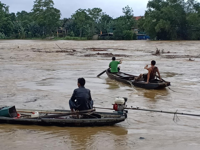 Hà Tĩnh: Người dân vẫn liều mình vớt củi dù nước sông dâng cao Ảnh 3