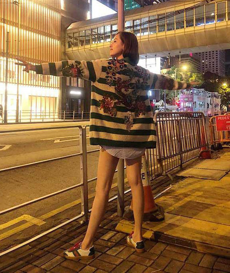 Nhưng thật không may, mẫu áo này không những không mang đến vẻ sang chảnh hay thời thượng mà lại bị so sánh như tấm chăn len ở nhà.  