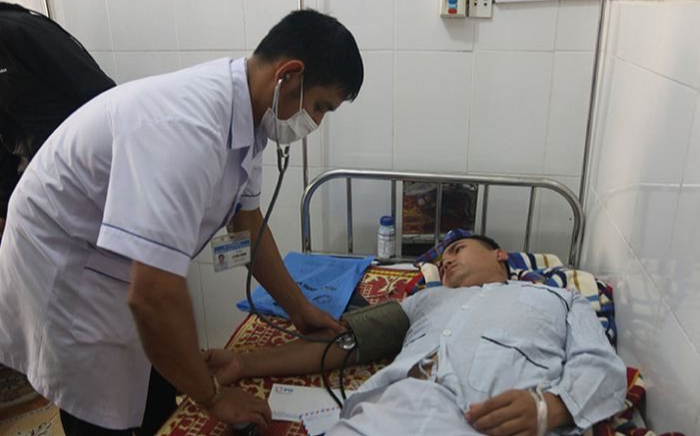 Lật xe chở 10 người đoàn cứu trợ vùng lũ Quảng Bình, 1 người bị thương Ảnh 2