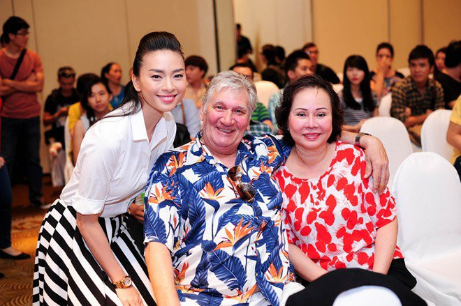 Ngô Thanh Vân chụp cùng bố mẹ của mình. Dường như việc lai hai dòng máu Việt - Na Uy đã giúp cho cô thừa hưởng được mọi vẻ đẹp từ bố lẫn mẹ vô cùng hoàn hảo.