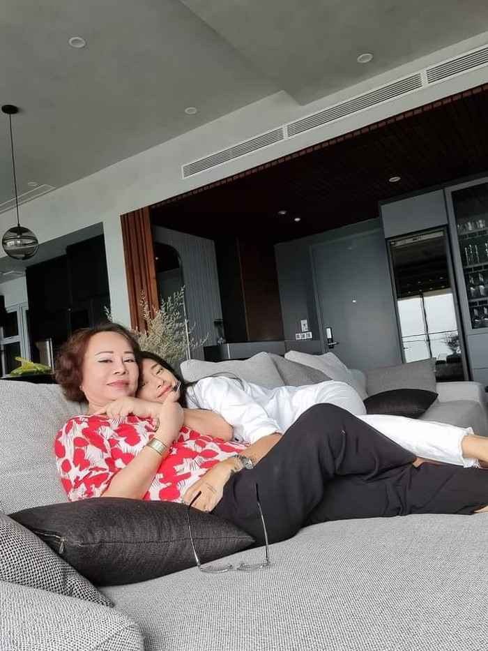 Khoảnh khắc hạnh phúc của hai mẹ con nữ diễn viên nhận được nhiều bình luận xuýt xoa khen ngợi từ mọi người