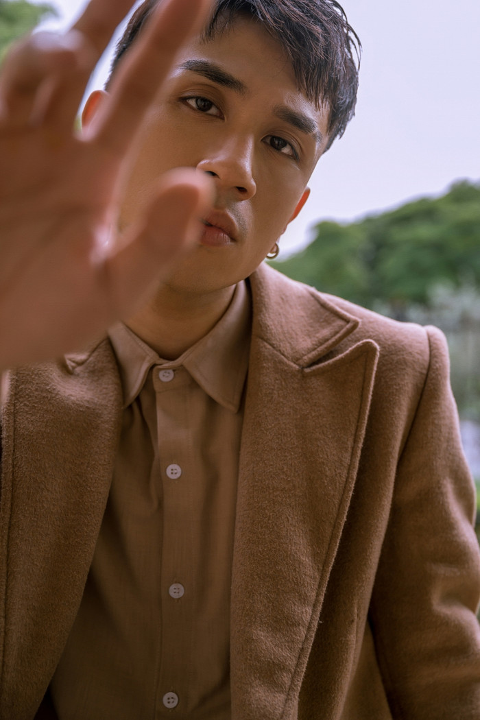 Có thể sự thay đổi của Dương Edward để phù hợp với MV mới.