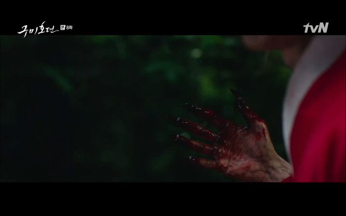 'Bạn trai tôi là hồ ly' tập 8: Bỏ mặc người tình, Lee Dong Wook xả thân cứu em trai Kim Bum trước? Ảnh 12