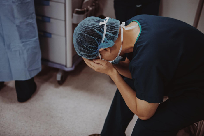 Giây phút lo lắng của ông bố trẻ khi vợ vào phòng sinh mổ.