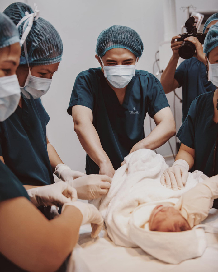 Lần đầu tiên được gặp con gái.