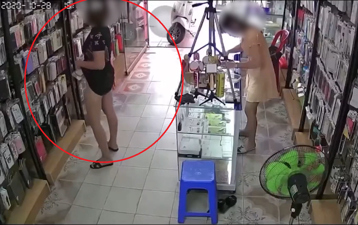 Clip: Người phụ nữ ăn diện sang trọng bất ngờ kéo váy lên để giấu trộm ốp lưng khiến dân mạng ngỡ ngàng Ảnh 2