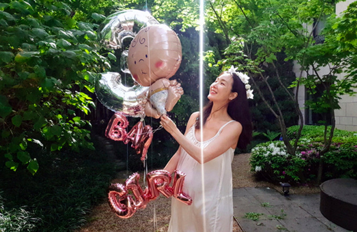 Trong suốt khoảng thời gian thai kỳ, Choi Ji Woo vẫn giữ được vóc dáng thon thả cùng nhan sắc xinh đẹp.