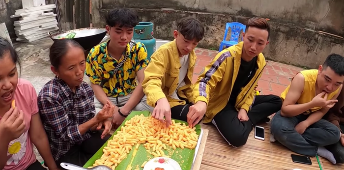 Thực khách diện trang phục rất ăn ý với món ăn, lại còn có cả 'nam thần'