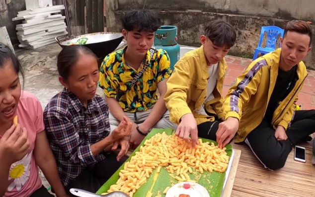 Bà Tân Vlog được dịp chiêu đãi toàn 'khách sang', có cả 'nam thần' khiến bà e ấp ngượng ngùng Ảnh 2