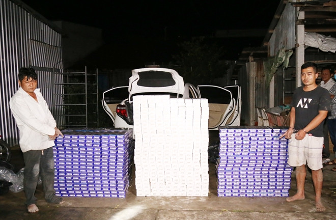 Hai đối tượng Phong và Trí cùng tang vật là hơn 10.000 bao thuốc lá nhập lậu