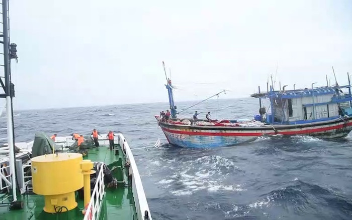 Tàu cá BĐ 98658 TS được lực lượng kiểm ngư lai dắt vào bờ do gặp sự cố trong quá trình tìm kiếm các ngư dân mất tích. Ảnh: Báo Nhân Dân