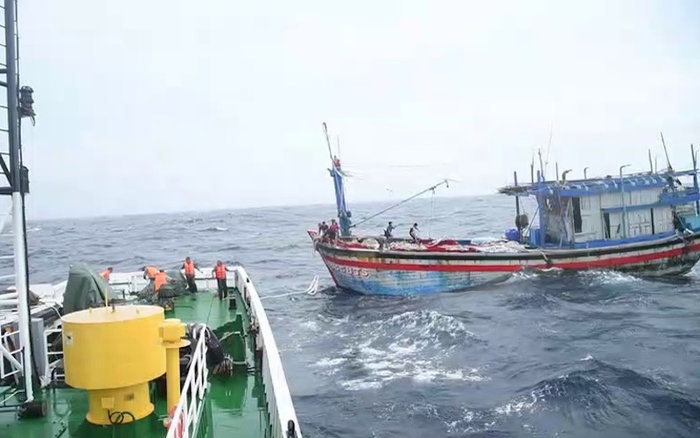 Cứu được 3/26 ngư dân vụ chìm tàu khi đang trên đường về nơi tránh trú bão số 9 Ảnh 2