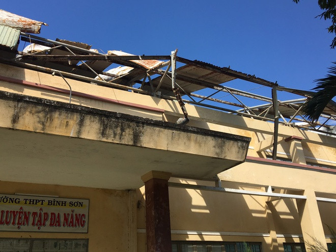 Toàn bộ mái ngói tại nhà thi đấu đa năng THPT Bình Sơn (Quảng Ngãi) bị tốc mái, hư hỏng nặng. Ảnh: Giáo dục & Thời đại