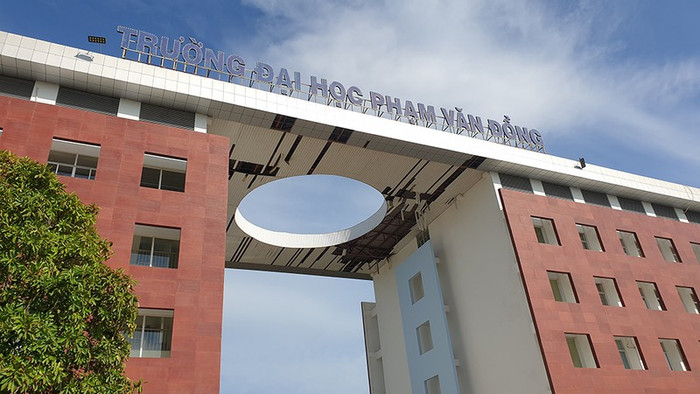 Sau cơn bão số 9, trường ĐH Phạm Văn Đồng (TP Quảng Ngãi, tỉnh Quảng Ngãi) bị gió quật mạnh làm hư hỏng các tấm la -phông. Ảnh: PLO