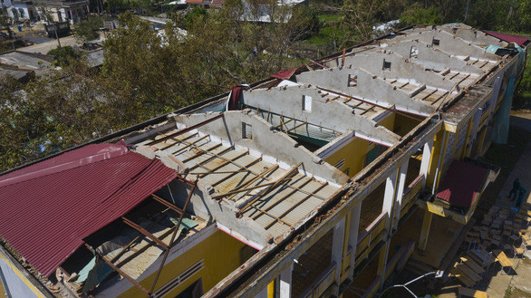 Trường THCS Bình Châu (xã Bình Châu, huyện Bình Sơn) bị gió bão quật tốc mái toàn bộ dãy phòng học. Ảnh: TTO