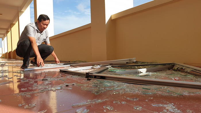 Các tấm kính bị vỡ tan, khung cửa rơi hết xuống sàn. Ảnh: PLO