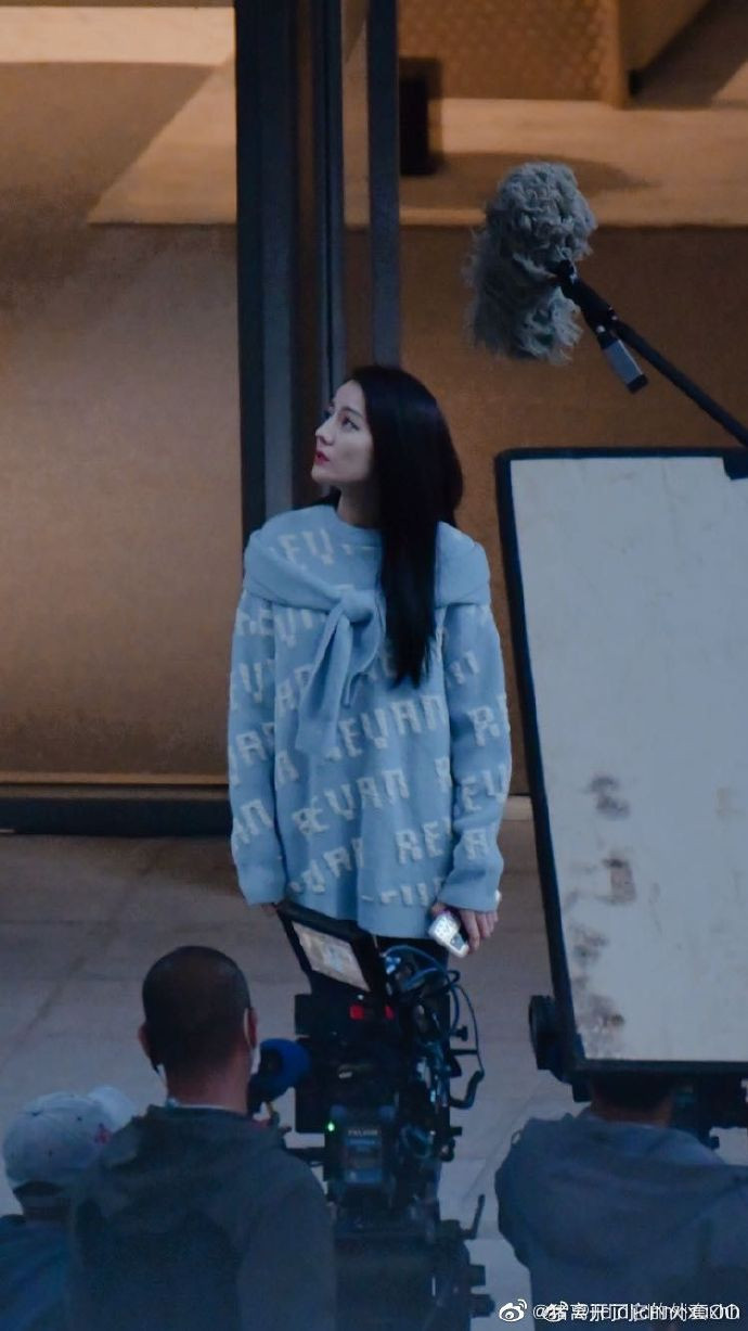 Địch Lệ Nhiệt Ba ngoài đời có đẹp như trên màn ảnh nhỏ trong loạt ảnh hậu trường? Ảnh 8