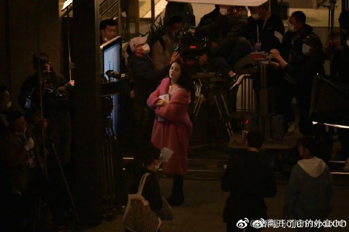 Địch Lệ Nhiệt Ba ngoài đời có đẹp như trên màn ảnh nhỏ trong loạt ảnh hậu trường? Ảnh 3