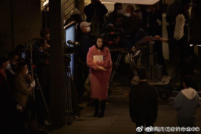 Địch Lệ Nhiệt Ba ngoài đời có đẹp như trên màn ảnh nhỏ trong loạt ảnh hậu trường? Ảnh 4