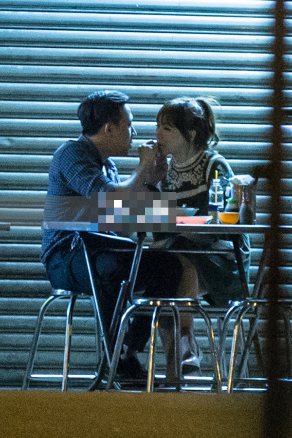 Khoảnh khắc Trấn Thành và Hari Won bị bắt gặp đi ăn đêm và 'khóa môi' nhau tại một quán ăn ven đường cách đây 4 năm đã khiến chuyện hẹn hò của cặp đôi được công chúng biết đến