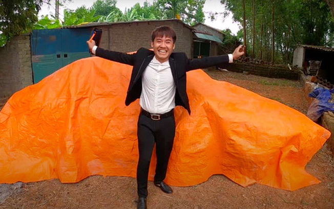 Hưng Vlog 'gây choáng' khi khoe xe 4 tỷ, tuyên bố 'đầy tiền' sau lùm lùm bị nộp phạt Ảnh 2