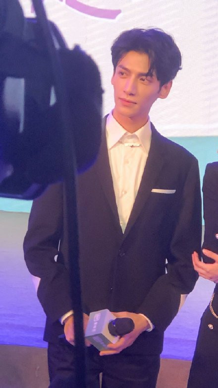 La Vân Hi 'tươi xanh' hay lộ khuyết điểm trên gương mặt trong loạt ảnh cắt từ livestream? Ảnh 13