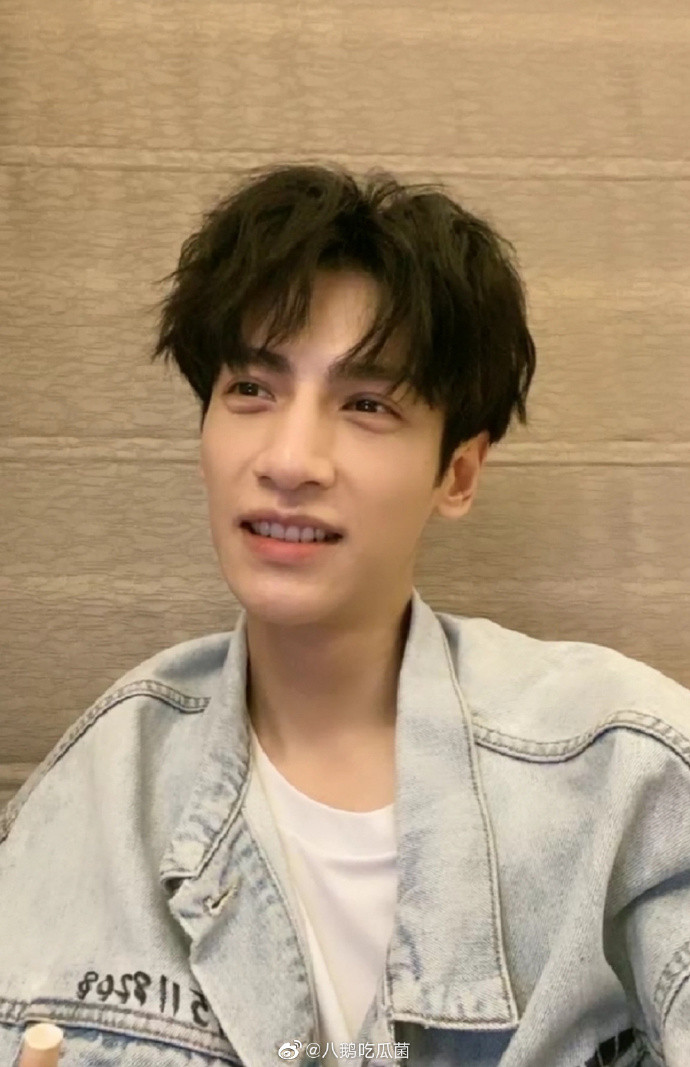 La Vân Hi 'tươi xanh' hay lộ khuyết điểm trên gương mặt trong loạt ảnh cắt từ livestream? Ảnh 14