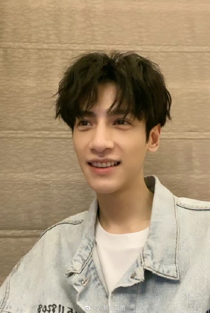 La Vân Hi 'tươi xanh' hay lộ khuyết điểm trên gương mặt trong loạt ảnh cắt từ livestream? Ảnh 15